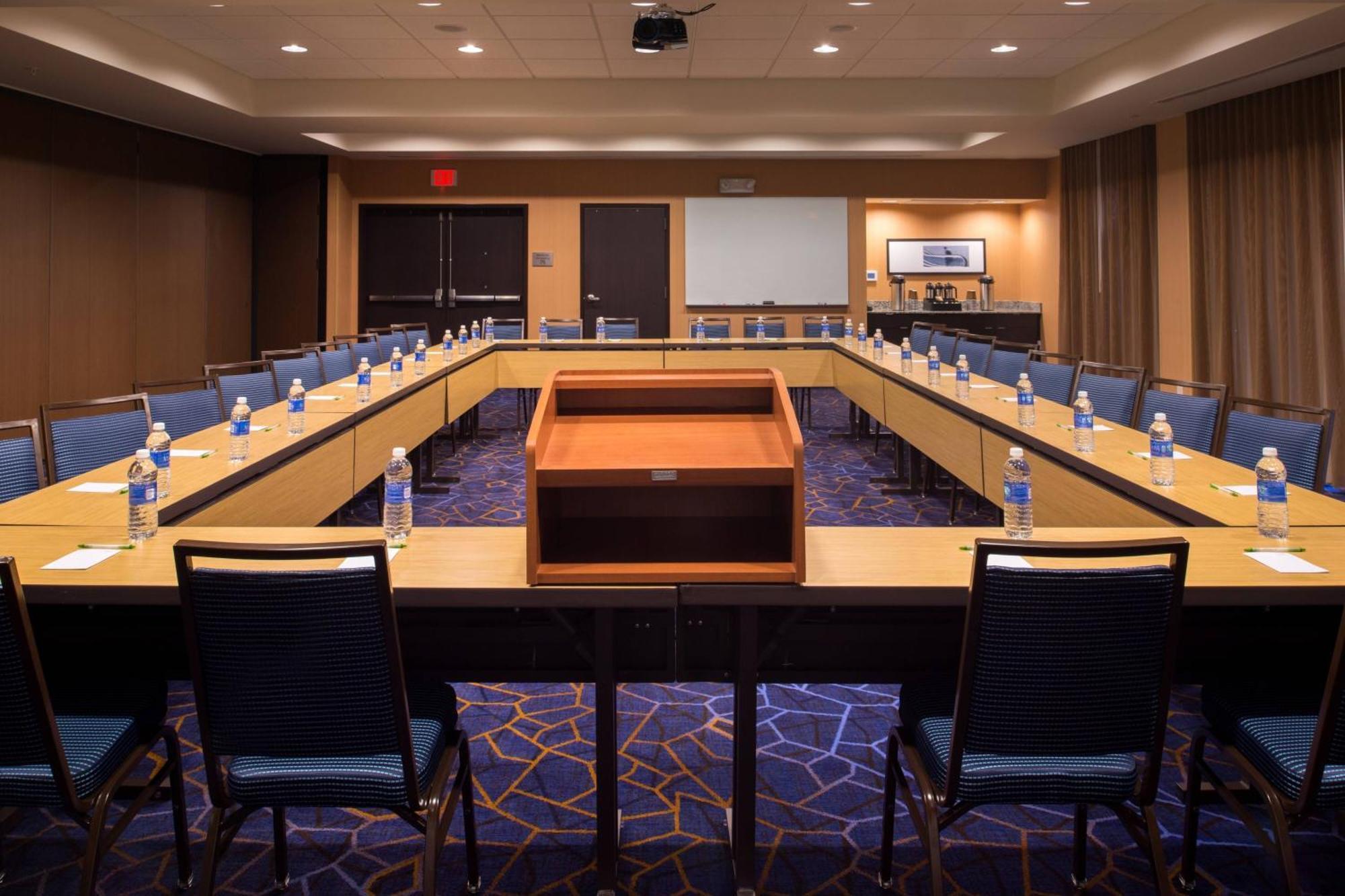 מלון Courtyard By Marriott הוט ספרינגס מראה חיצוני תמונה