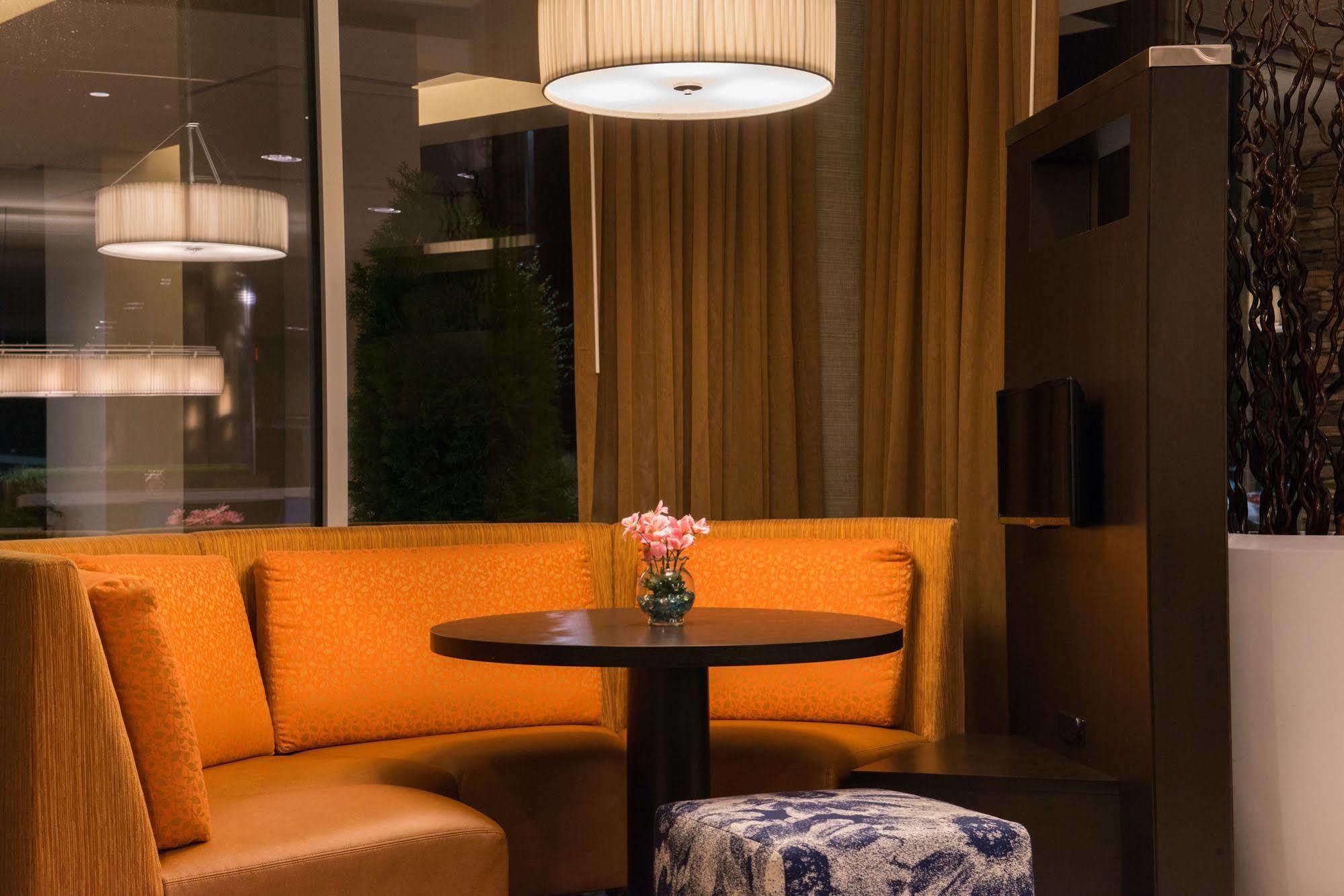 מלון Courtyard By Marriott הוט ספרינגס מראה חיצוני תמונה